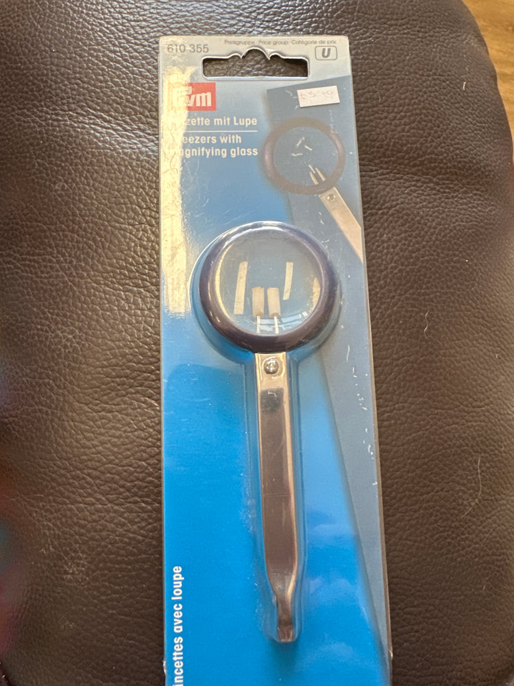 Tweezers with magnifying glass
